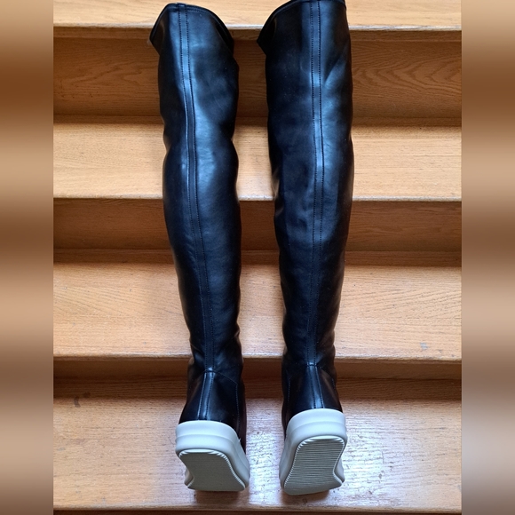 RICK OWENS SS24 KNEE-HIGH STOCKING SNEAKS IN BLACK AND MILK STRETCH LAMB LEATHER - Picture 5 of 14